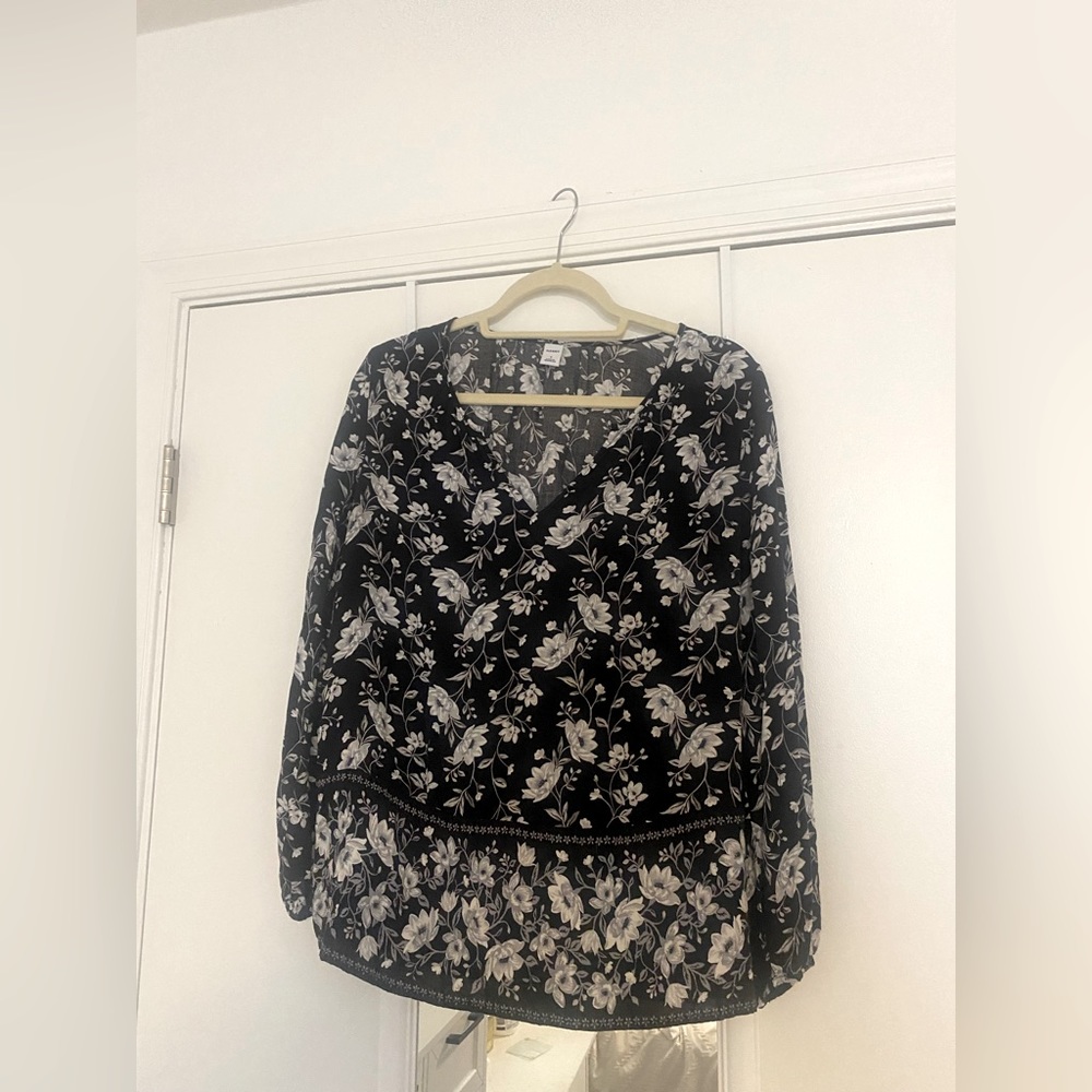 Floral flowy blouse from old navy 🖤